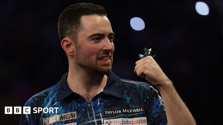 Jack Draper points to the home fans at Queen's