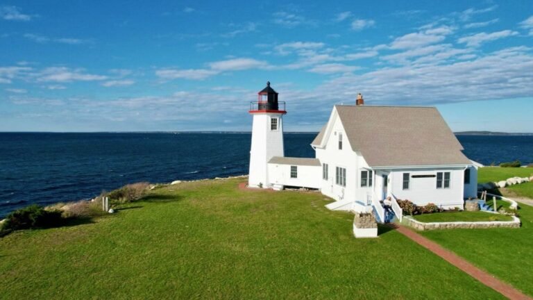 9 Best Lighthouse Airbnbs in the US