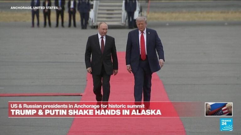 REPLAY. The warm handshake between Donald Trump and Vladimir Putin