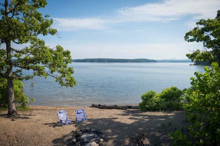 This 40,000-acre Lake Is So Clean It’s Dubbed the 'Caribbean of Arkansas'